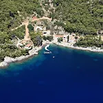 Robinson Artemis * Vela Luka