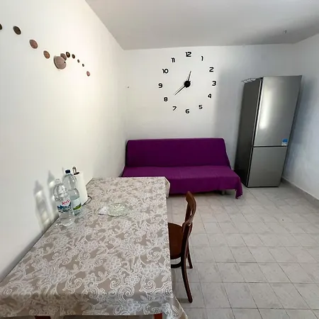 Robinson Artemis Apartment