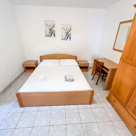 Robinson Artemis Apartment