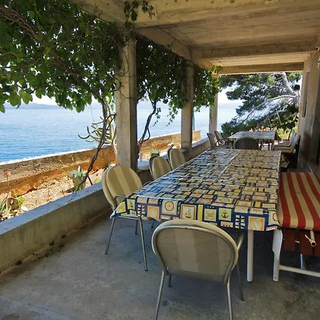 Robinson Artemis * Vela Luka