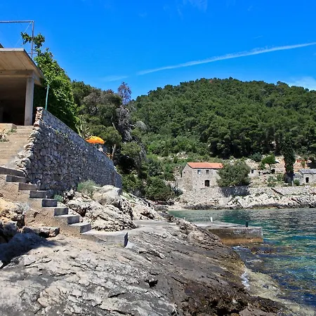 Robinson Artemis * Vela Luka