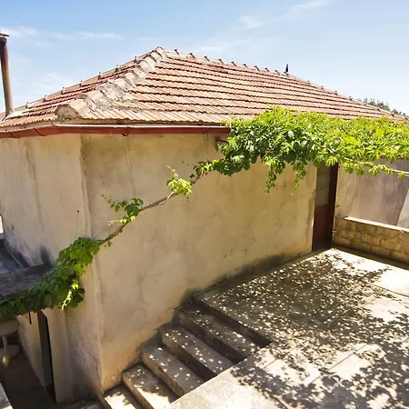 Robinson Artemis * Vela Luka